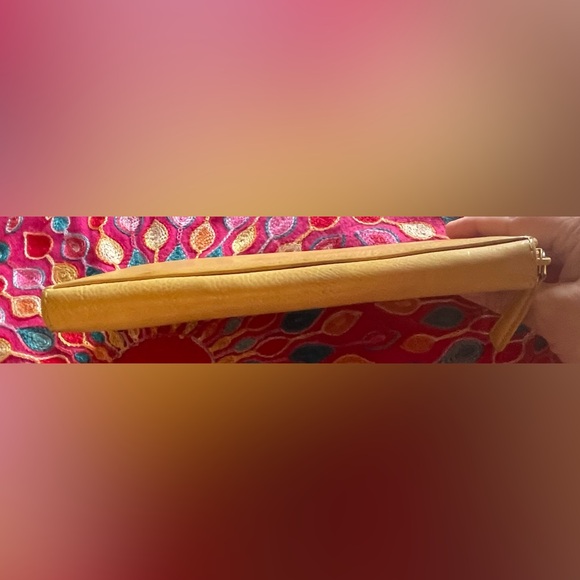 Pale yellow leather Kenneth Cole zippy wallet. Apx 8 x 4.5“. GUC - Picture 6 of 9